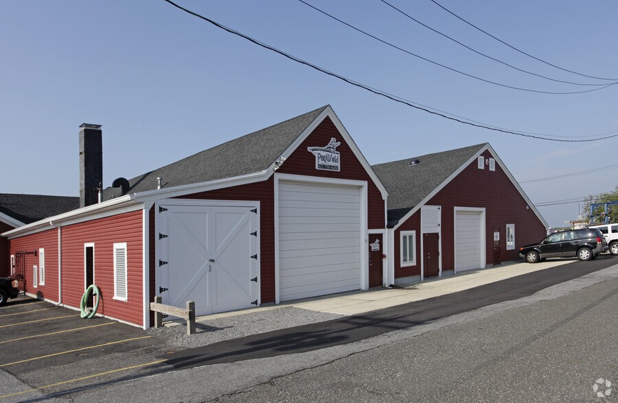 132 Clyde St, Sayville, NY à louer - Photo du bâtiment - Image 2 de 2
