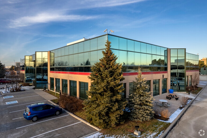 5705 Cancross Ct, Mississauga, ON à vendre - Photo du bâtiment - Image 3 de 19