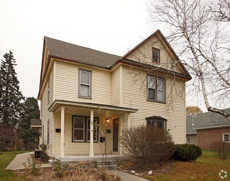 703 E Grand River Ave, Brighton, MI à louer - Photo principale - Image 1 de 4