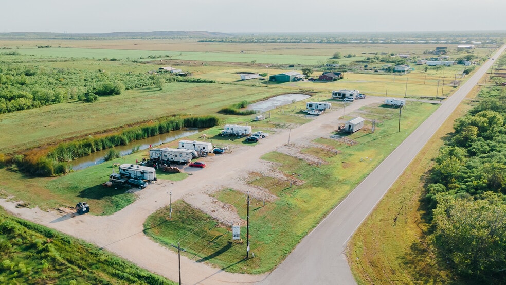 2404 Fairway Dr, Angleton, TX for sale - Building Photo - Image 3 of 6