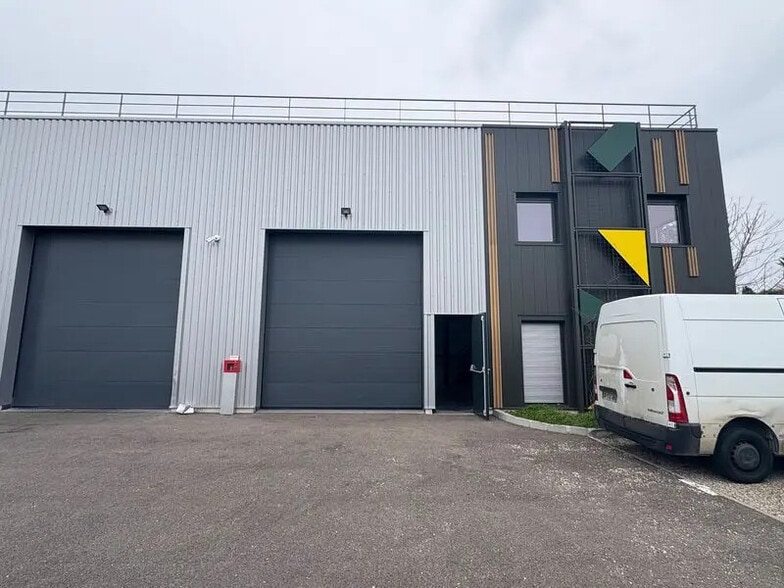 Industrial in Saint-Priest for lease - Building Photo - Image 1 of 9