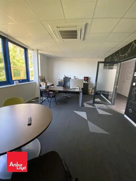 Flex in Gellainville for lease - Interior Photo - Image 3 of 6