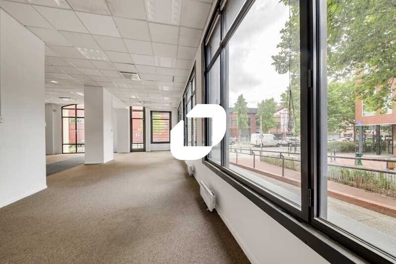 Bureau dans Aubervilliers à louer - Photo du bâtiment - Image 1 de 16