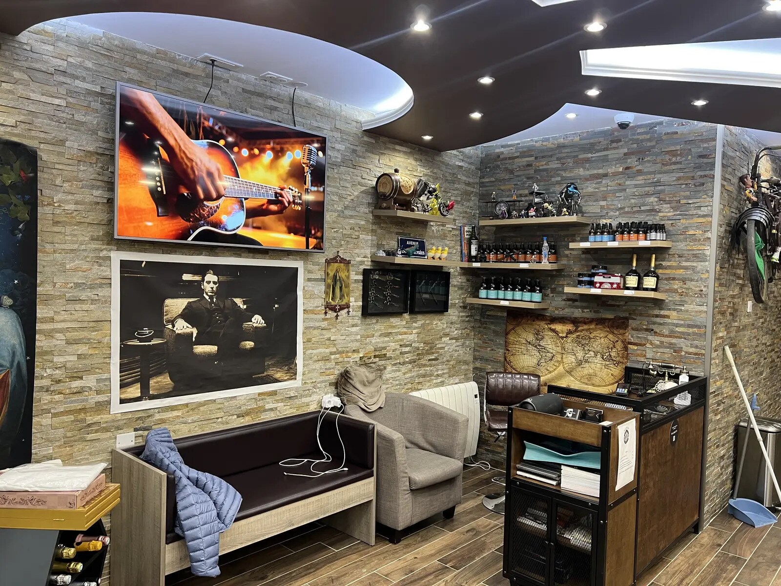 Retail in Lyon for sale Interior Photo- Image 1 of 4