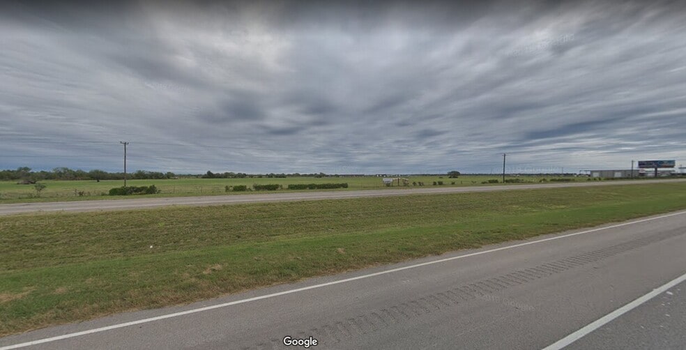 3232 I-37 Frontage Rd, Three Rivers, TX for sale - Building Photo - Image 1 of 6