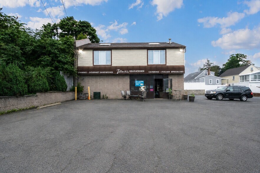 44 Bayville Ave, Bayville, NY à vendre - Photo du bâtiment - Image 2 de 8