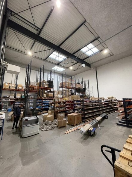 Flex in Villeneuve-la-Garenne for lease - Interior Photo - Image 3 of 14