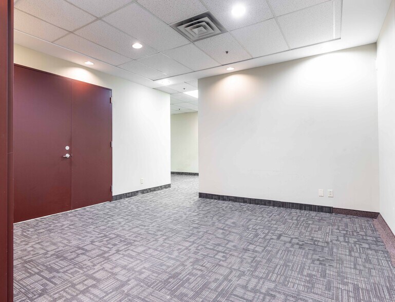 4848-4868 Ch Bois-Franc, Montréal, QC à louer - Photo intérieure - Image 2 de 10