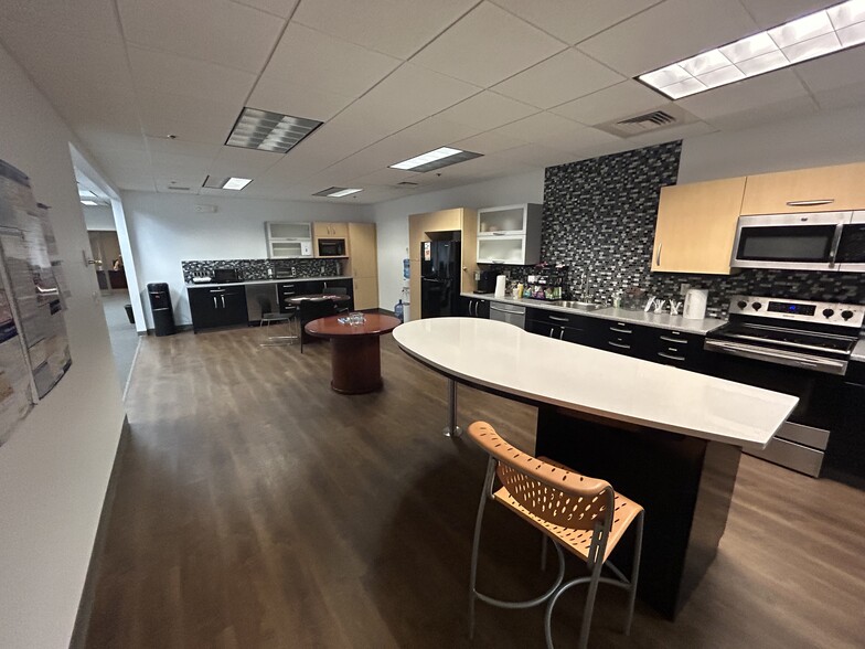 290 Vanderbilt Ave, Norwood, MA for lease - Interior Photo - Image 3 of 10