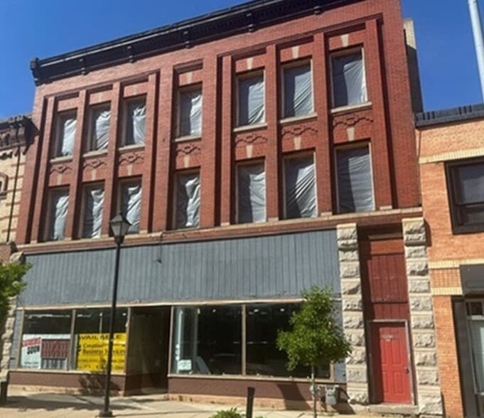 402 Dousman St, Green Bay, WI for sale - Building Photo - Image 2 of 5