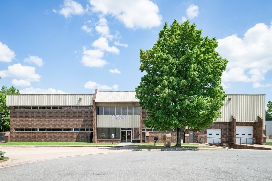 7201 Lockport Pl, Lorton, VA à louer - Photo du bâtiment - Image 2 de 6