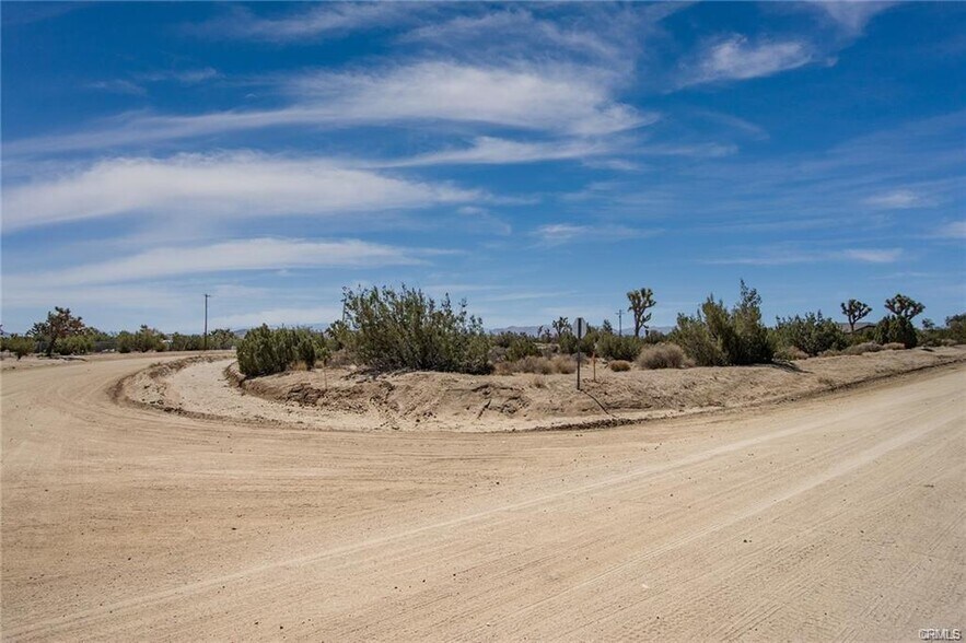 999 Grand Ave, Yucca Valley, CA à vendre - Photo du bâtiment - Image 2 de 3