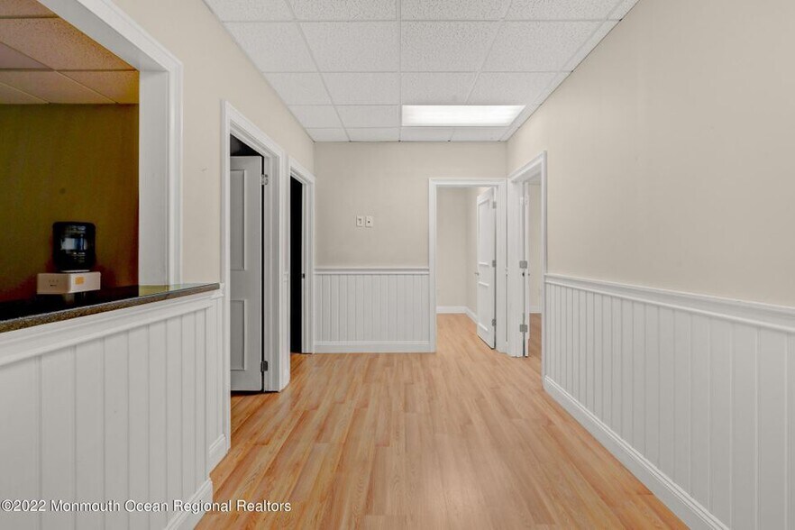 704 Ginesi Dr, Morganville, NJ à louer - Photo intérieure - Image 3 de 15