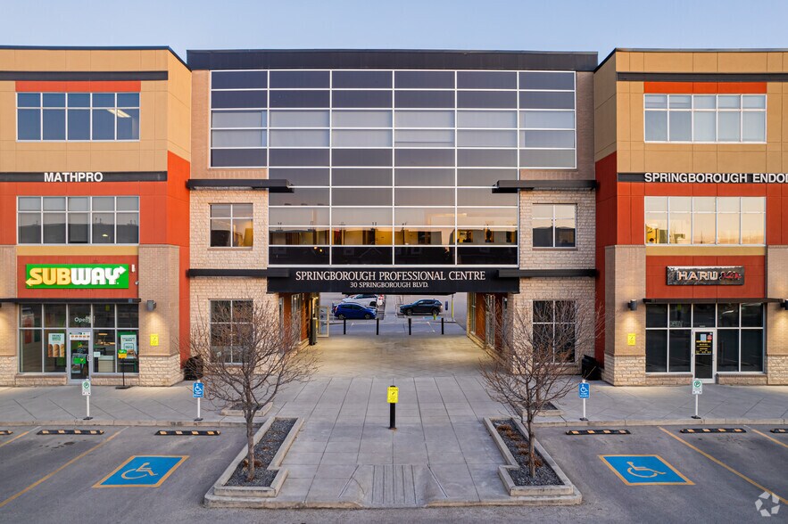 30 Springborough Blvd SW, Calgary, AB à louer - Photo du bâtiment - Image 2 de 21