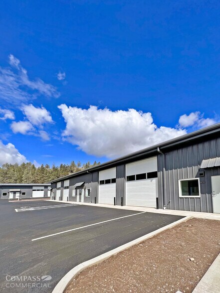 64415 Strickler Ave, Bend, OR à louer - Photo du bâtiment - Image 2 de 6