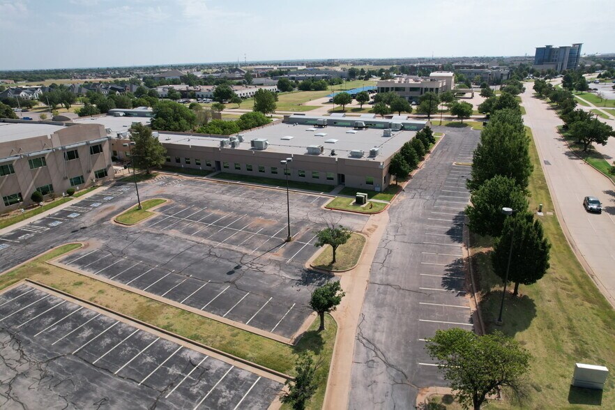 3201 Quail Springs Pky, Oklahoma City, OK à louer - Photo du bâtiment - Image 2 de 3