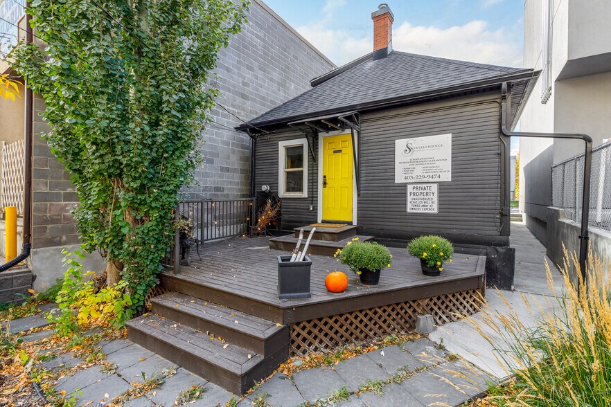 2032 34th Ave SW, Calgary, AB à vendre - Photo du bâtiment - Image 2 de 43