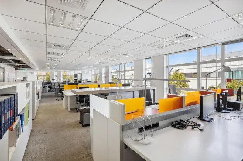 1 Rue Jacques Henri Lartigue, Issy-les-Moulineaux for lease - Interior Photo - Image 2 of 12