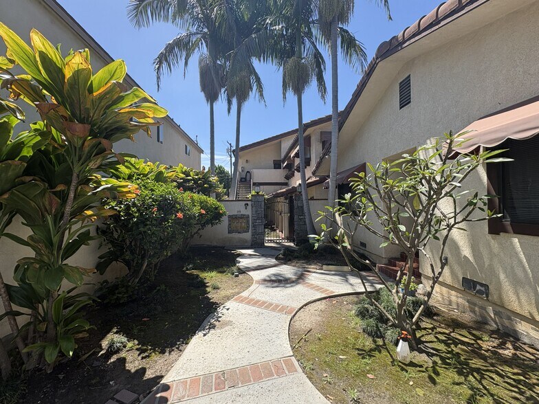 246 E Hullett St, Long Beach, CA à vendre - Photo du bâtiment - Image 2 de 10