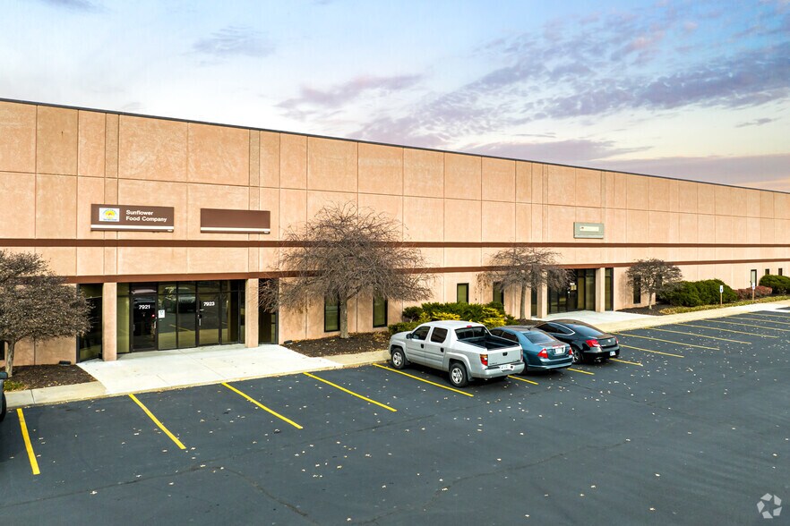 7915-7935 Nieman Rd, Lenexa, KS à louer - Photo du bâtiment - Image 2 de 4