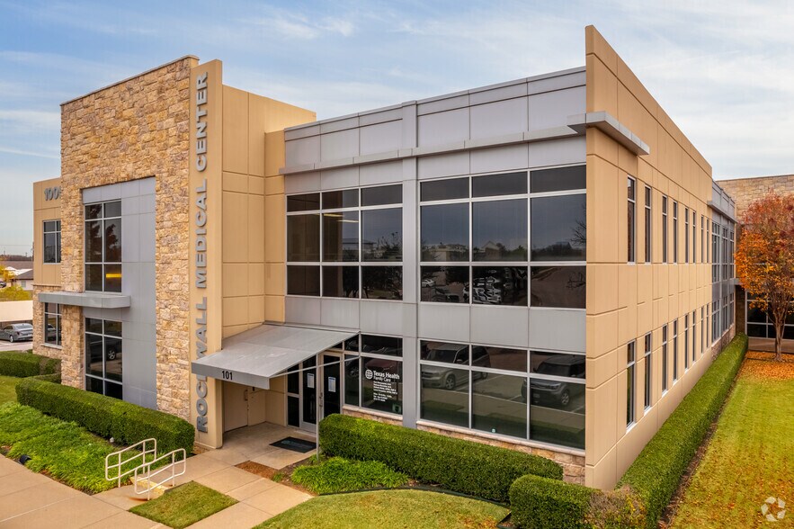1005 W Ralph Hall Pky, Rockwall, TX à louer - Photo du bâtiment - Image 2 de 4