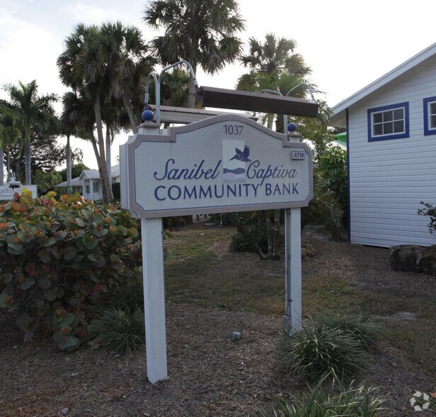 1037 Periwinkle Way, Sanibel, FL à vendre - Photo du bâtiment - Image 2 de 3