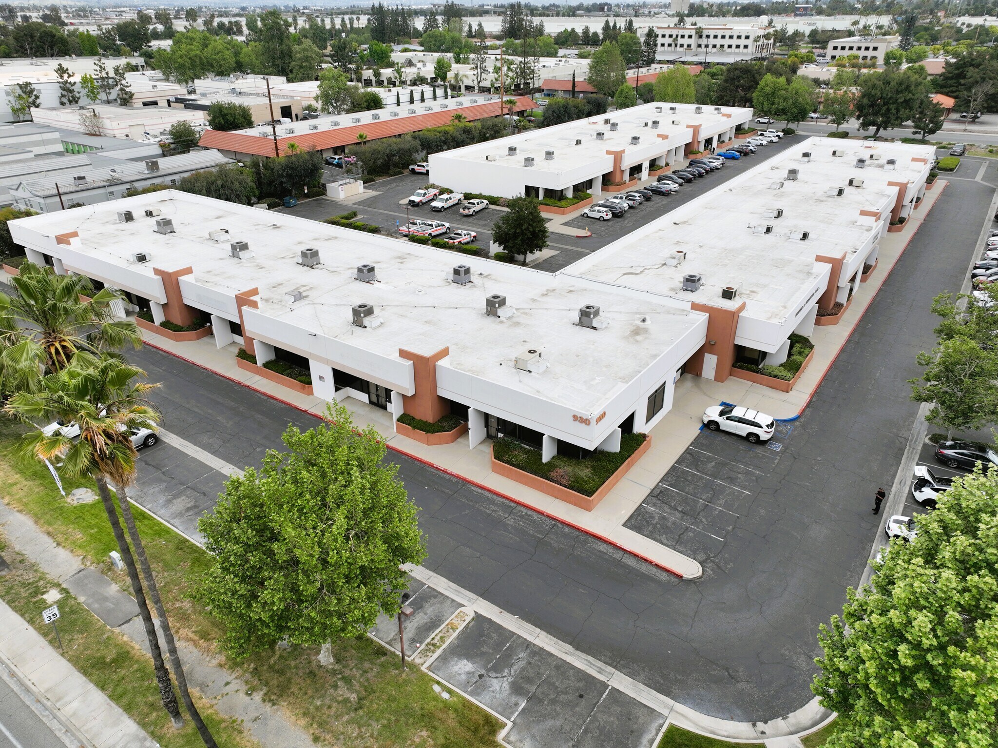 Cooley Business Park portefeuille de 2 propriétés à vendre sur LoopNet.ca Photo du bâtiment- Image 1 de 20