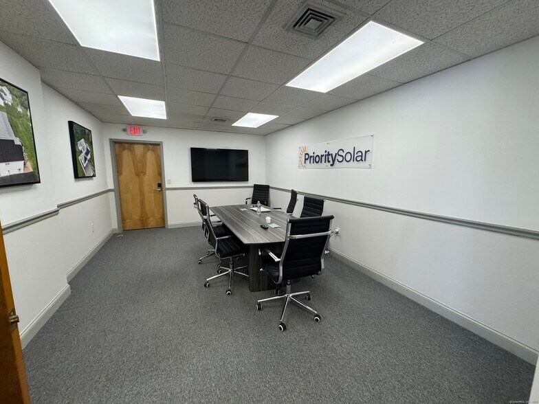 2257 Silas Deane Hwy, Rocky Hill, CT à louer - Photo intérieure - Image 2 de 22