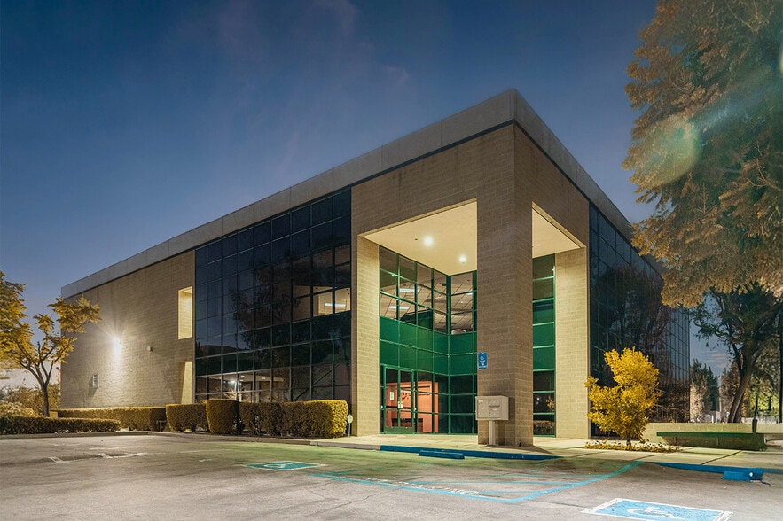 10 Chrysler, Irvine, CA for sale - Building Photo - Image 2 of 15