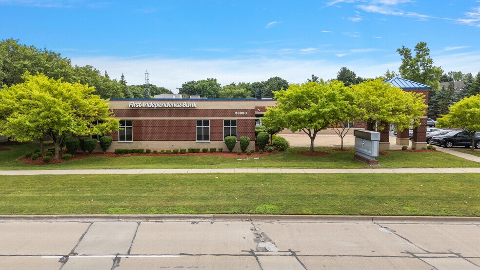 38880 Garfield Rd, Clinton Township, MI à louer - Photo du bâtiment - Image 2 de 16