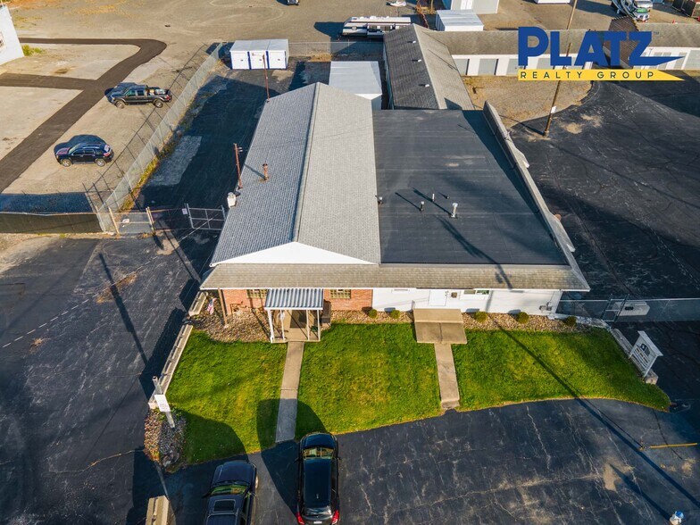 47 Oak Knoll Dr, Hubbard, OH à louer - Photo du bâtiment - Image 2 de 18