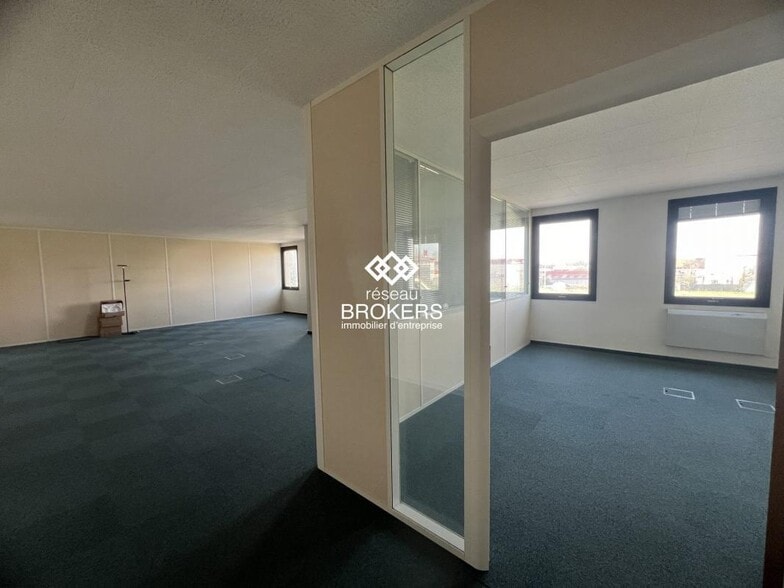 Office in Saclay for lease - Building Photo - Image 2 of 9