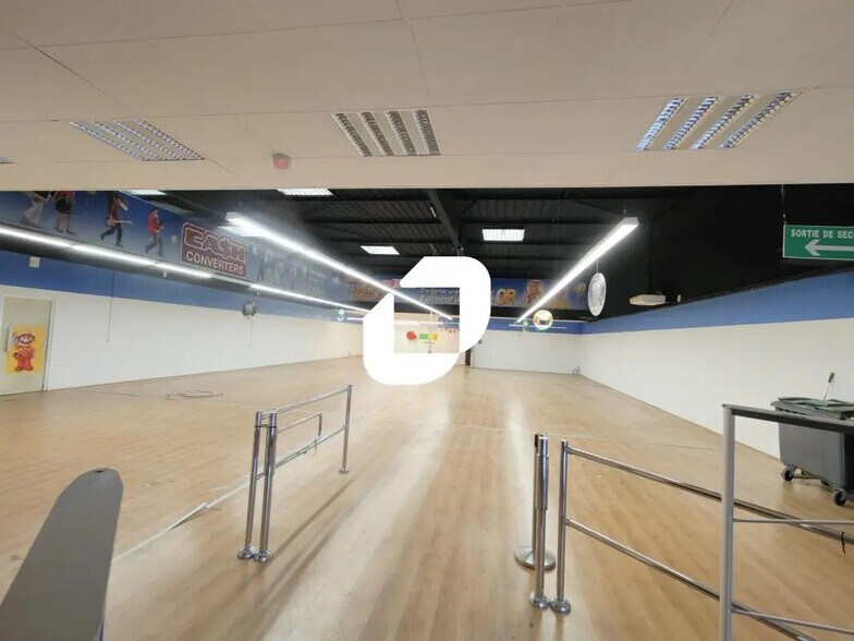 Retail in Reims for lease - Building Photo - Image 2 of 5