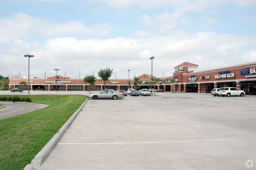 7758 W Tidwell Rd, Houston, TX à louer - Photo du bâtiment - Image 3 de 11