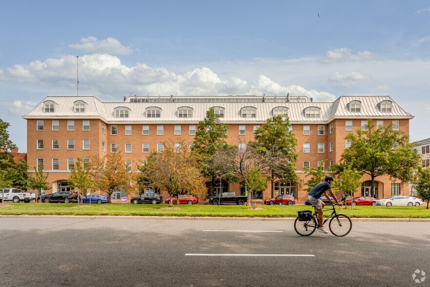 600 Pennsylvania Ave SE, Washington, DC for lease - Building Photo - Image 2 of 10