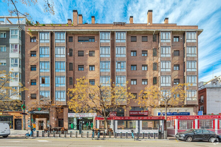 Commerce de détail dans Madrid, Madrid à louer - Photo du bâtiment - Image 2 de 2