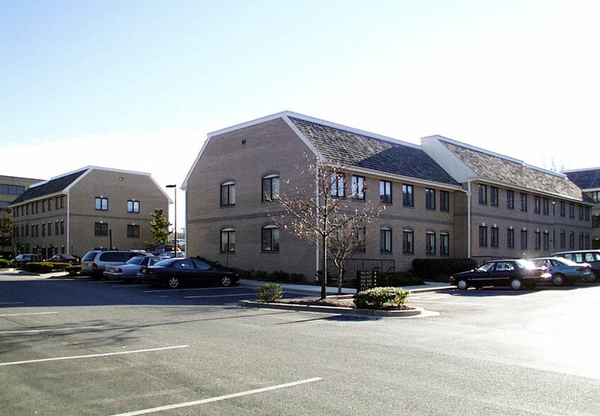 911-927 Russell Ave, Gaithersburg, MD for lease - Building Photo - Image 2 of 8