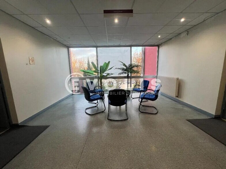 Flex in Croissy-Beaubourg for lease - Lobby - Image 1 of 11