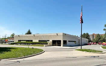 2200 E Eleven Mile Rd, Warren, MI à louer Photo du bâtiment- Image 2 de 14
