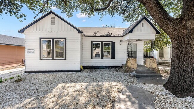 More details for 1018 W Hildebrand Ave, San Antonio, TX - Retail for Lease