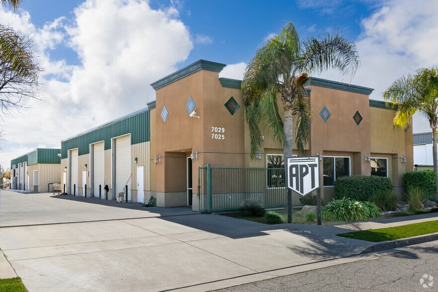 7025-7029 W Pershing Ct, Visalia, CA for lease - Primary Photo - Image 1 of 3