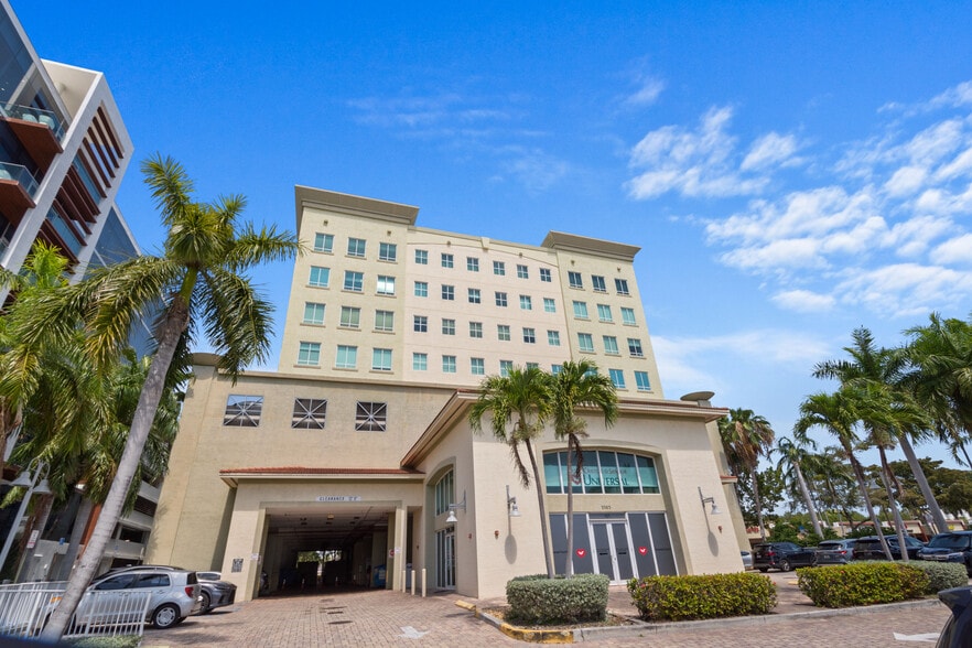 3363 NE 163rd St, North Miami Beach, FL à louer - Photo du bâtiment - Image 2 de 20