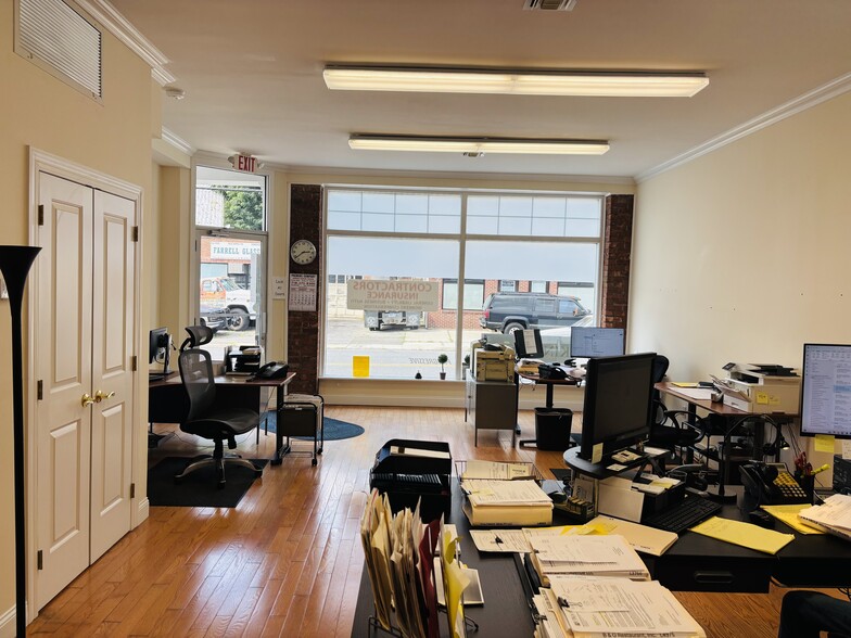 129 Glenwood Rd, Glenwood Landing, NY for lease - Building Photo - Image 3 of 8