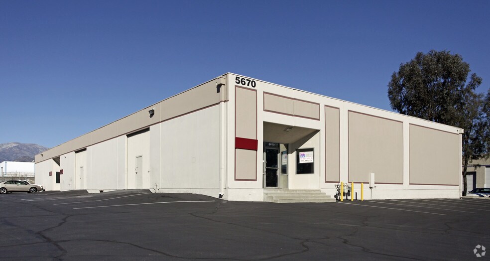 5670 Arrow Hwy, Montclair, CA à louer - Photo principale - Image 1 de 2