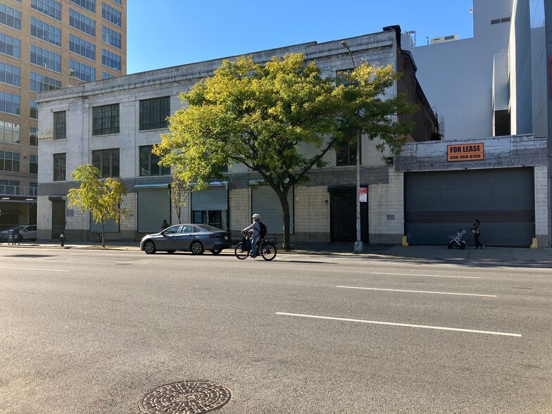 665 11th Ave, New York, NY for lease - Building Photo - Image 1 of 3