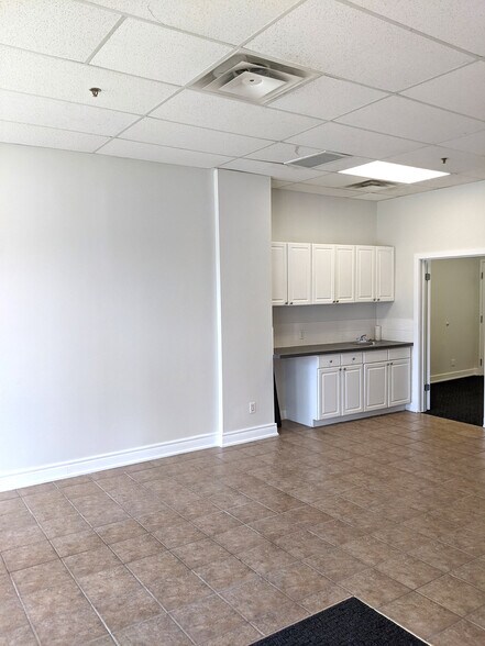 4 14th St NW, Calgary, AB à louer - Photo intérieure - Image 3 de 7