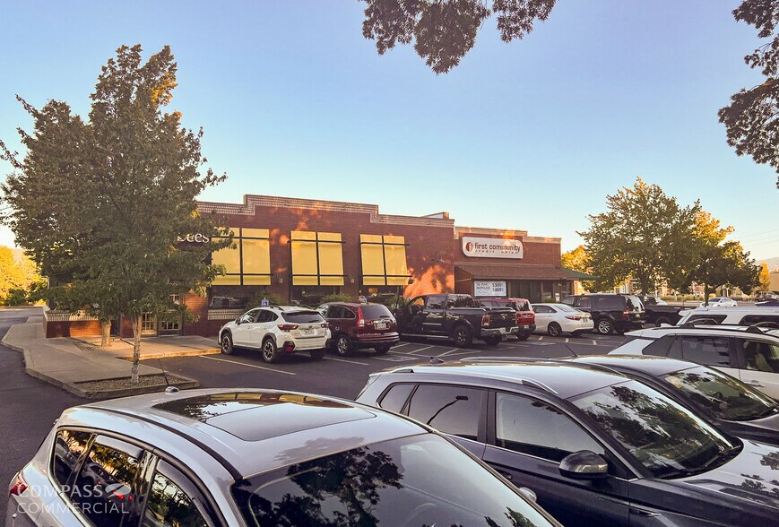 1388 Biddle Rd, Medford, OR à vendre - Photo du bâtiment - Image 3 de 11