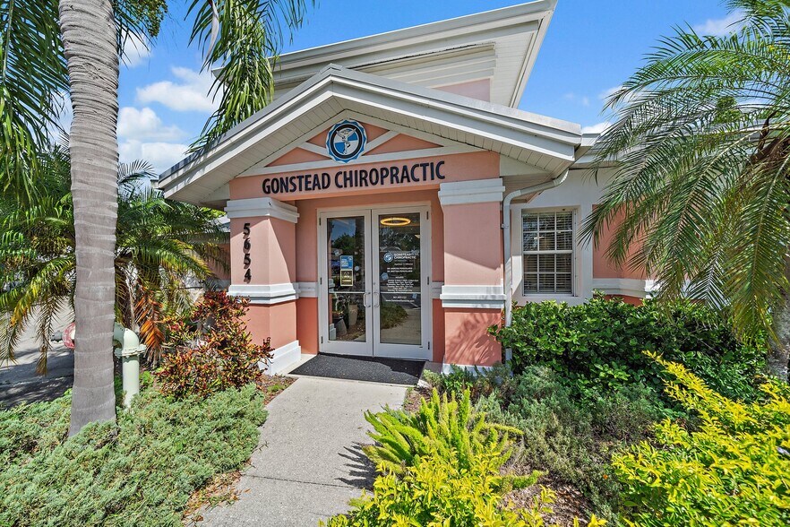 5652-5654 Marquesas Cir, Sarasota, FL à louer - Photo du bâtiment - Image 2 de 30