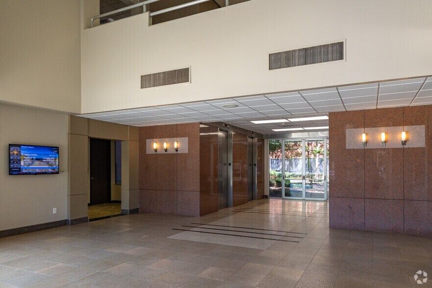 650 N Sam Houston Pky E, Houston, TX à louer - Hall d’entrée - Image 3 de 11