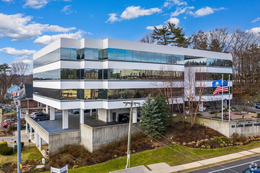60 Long Ridge Rd, Stamford, CT à louer - Photo du bâtiment - Image 1 de 19